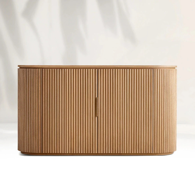 Gabinete lateral de carvalho na sala de estar