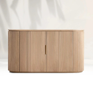 Gabinete lateral de carvalho na sala de estar