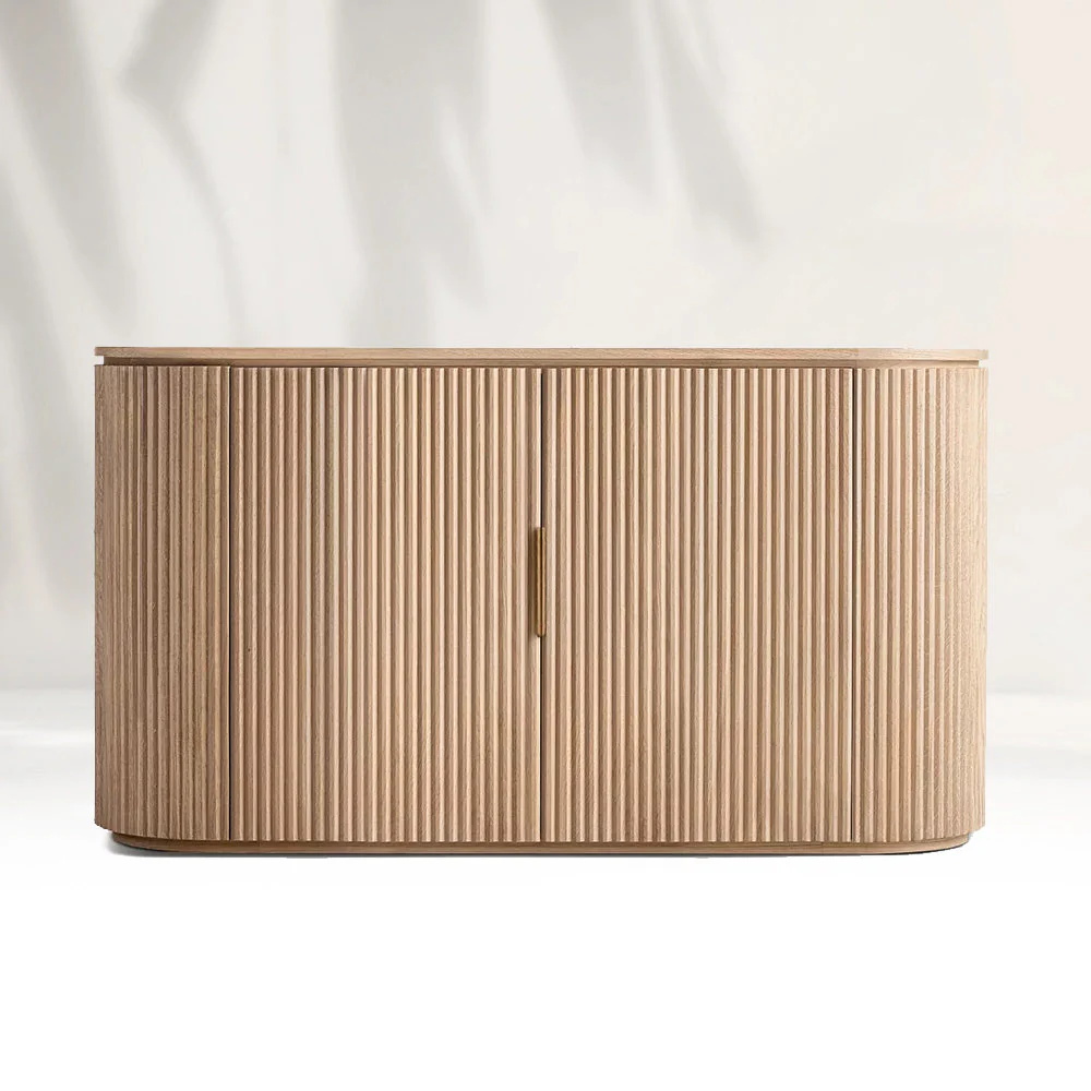 Gabinete lateral de carvalho na sala de estar