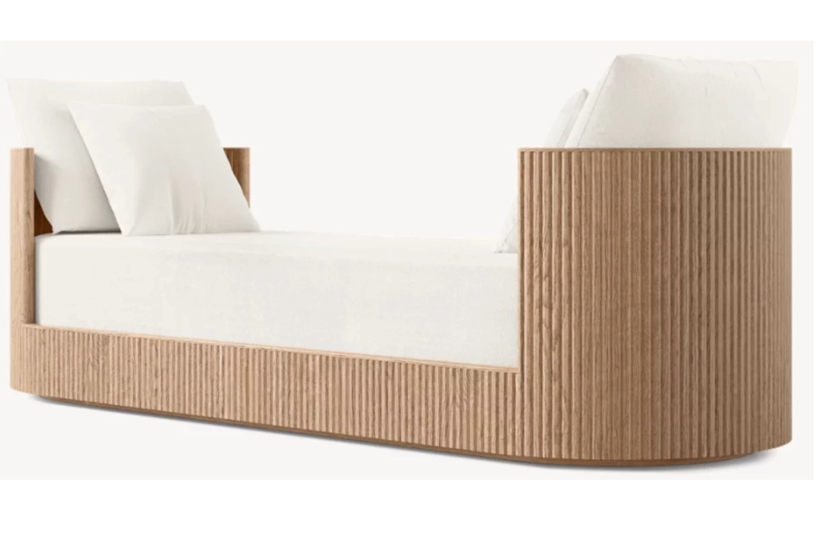 Padrista da sala de estar francesa no final da cama