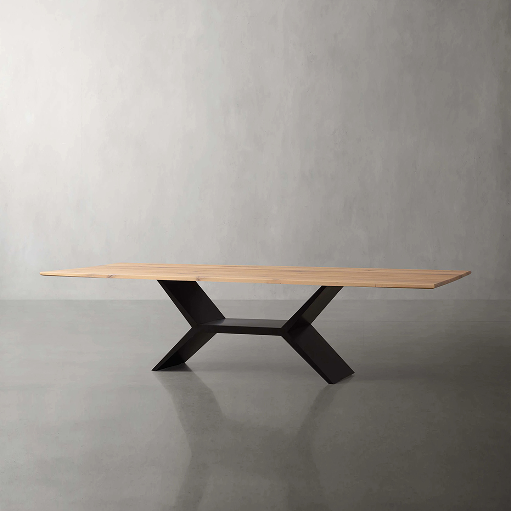 Mesa de jantar de madeira sólida