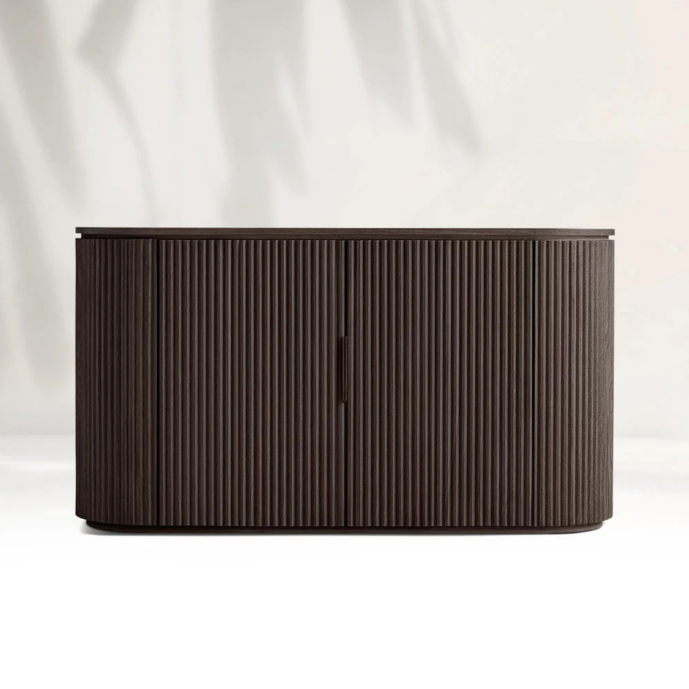 Gabinete lateral de carvalho na sala de estar