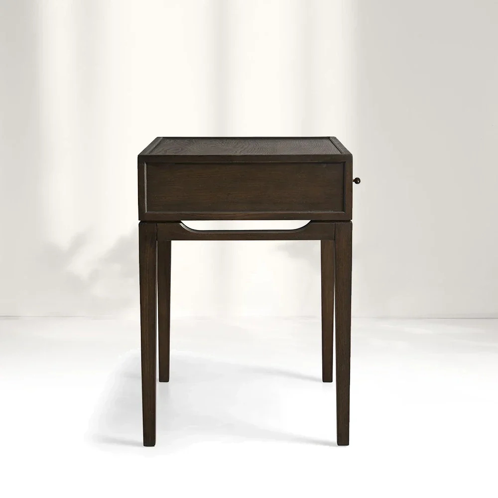 Mesa de cabeceira simples de dois puxadores