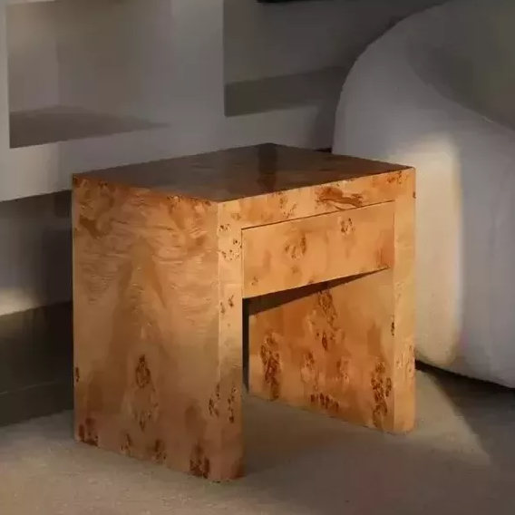 Mesa lateral de madeira maciça: a textura natural encontra o design simples, atualizando o estilo do espaço