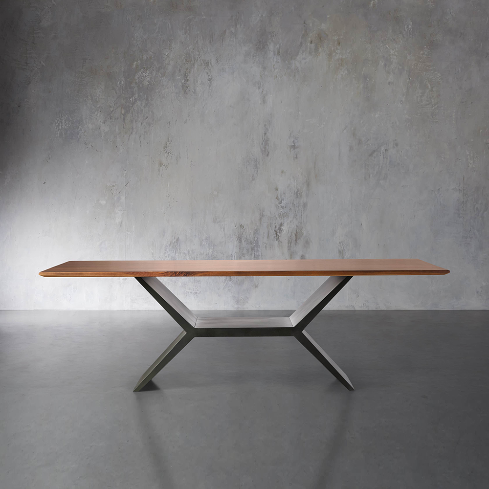 Mesa de jantar de madeira sólida