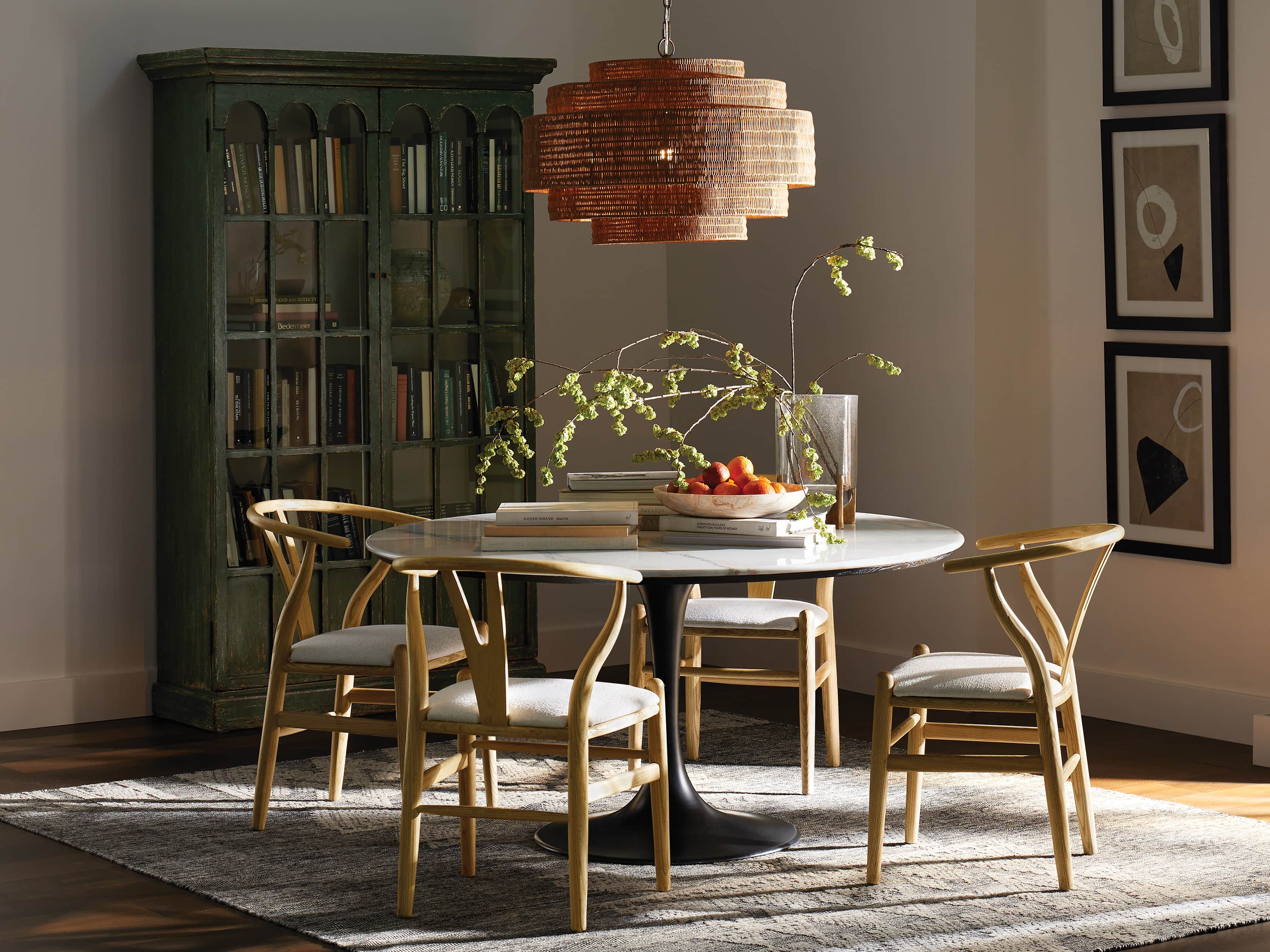 Armário de armazenamento de janelas de arco clássico