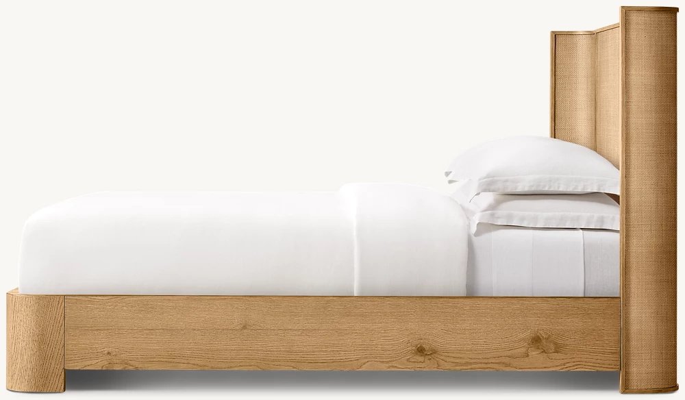 O lado da cama de madeira maci&ccedil;a