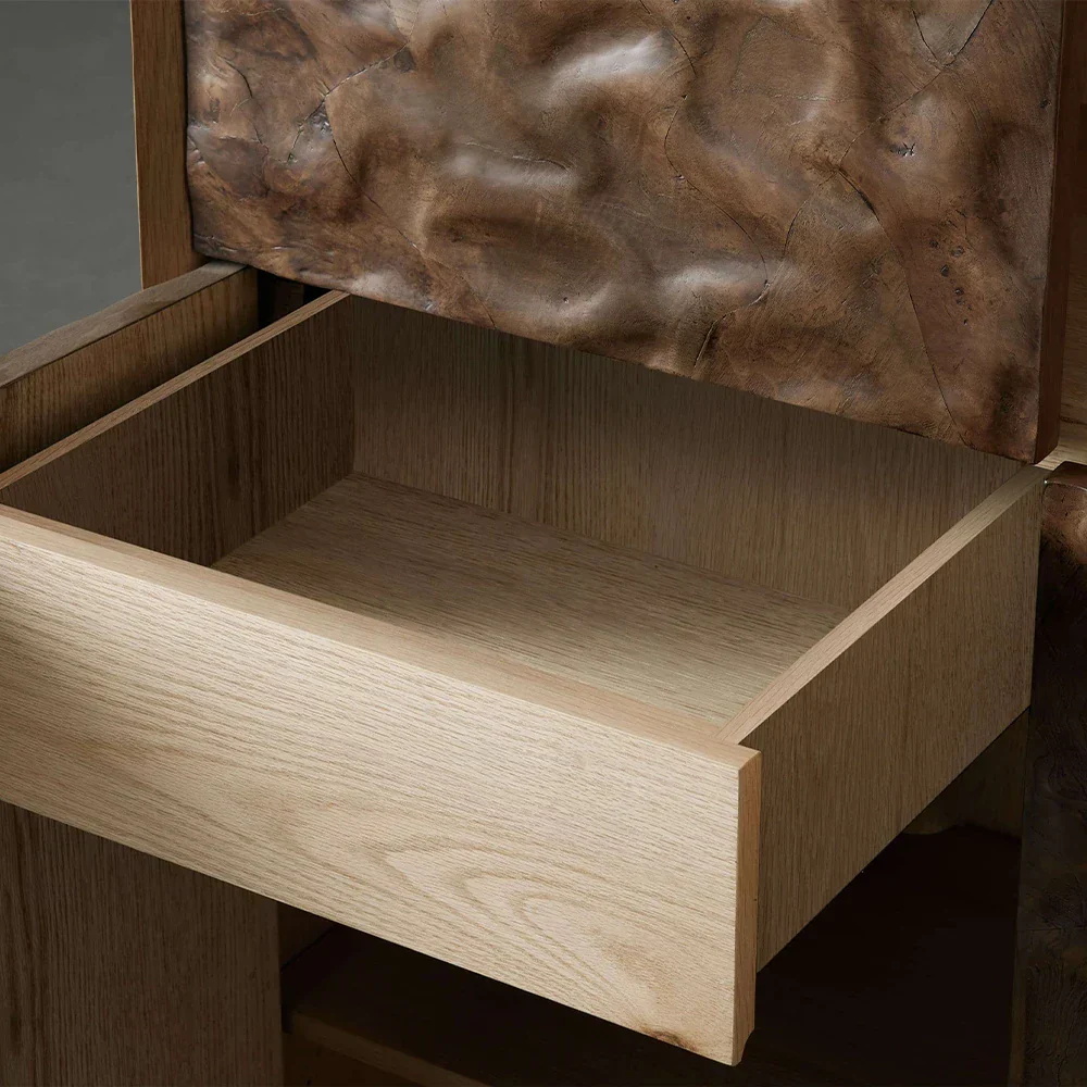 Gabinete de bronze texturizado