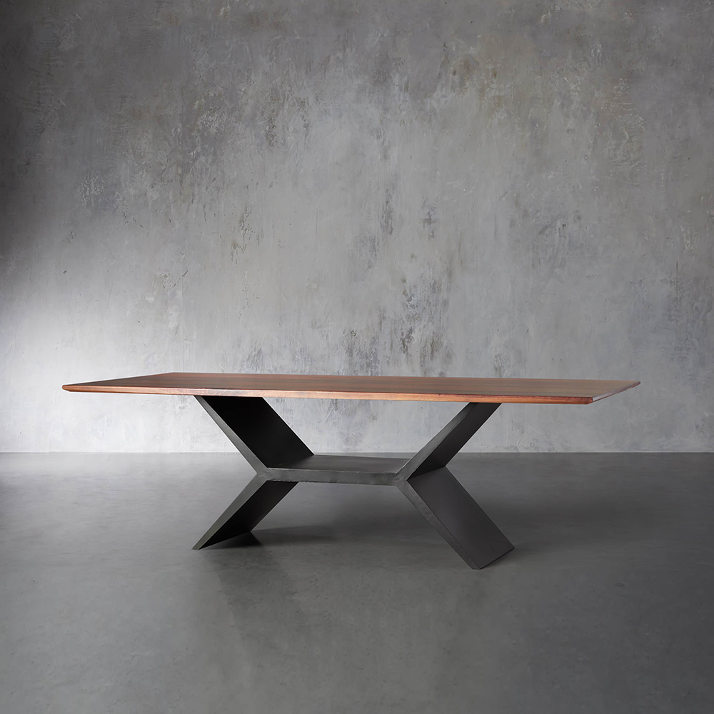 Mesa de jantar de madeira sólida