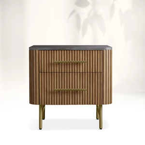 Finnley fechou a mesa de cabeceira