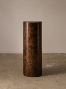 Mesa de cabeceira da casca de árvore