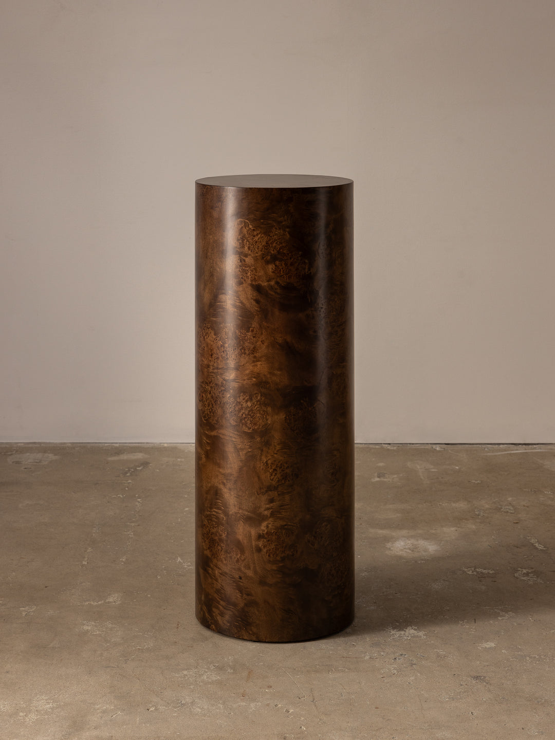 Mesa de cabeceira da casca de árvore