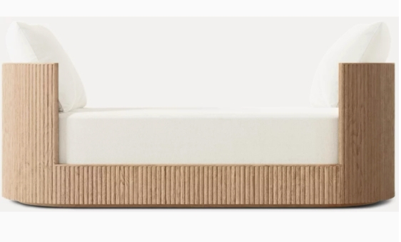 Padrista da sala de estar francesa no final da cama