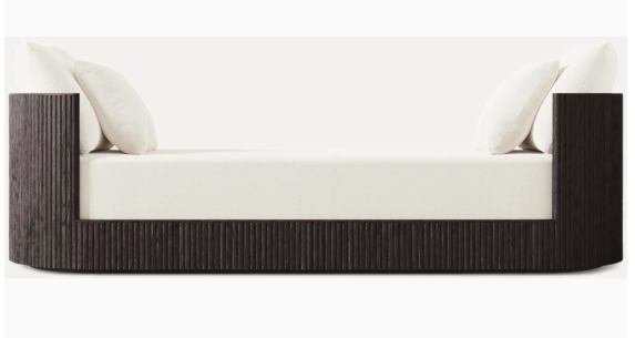 Padrista da sala de estar francesa no final da cama