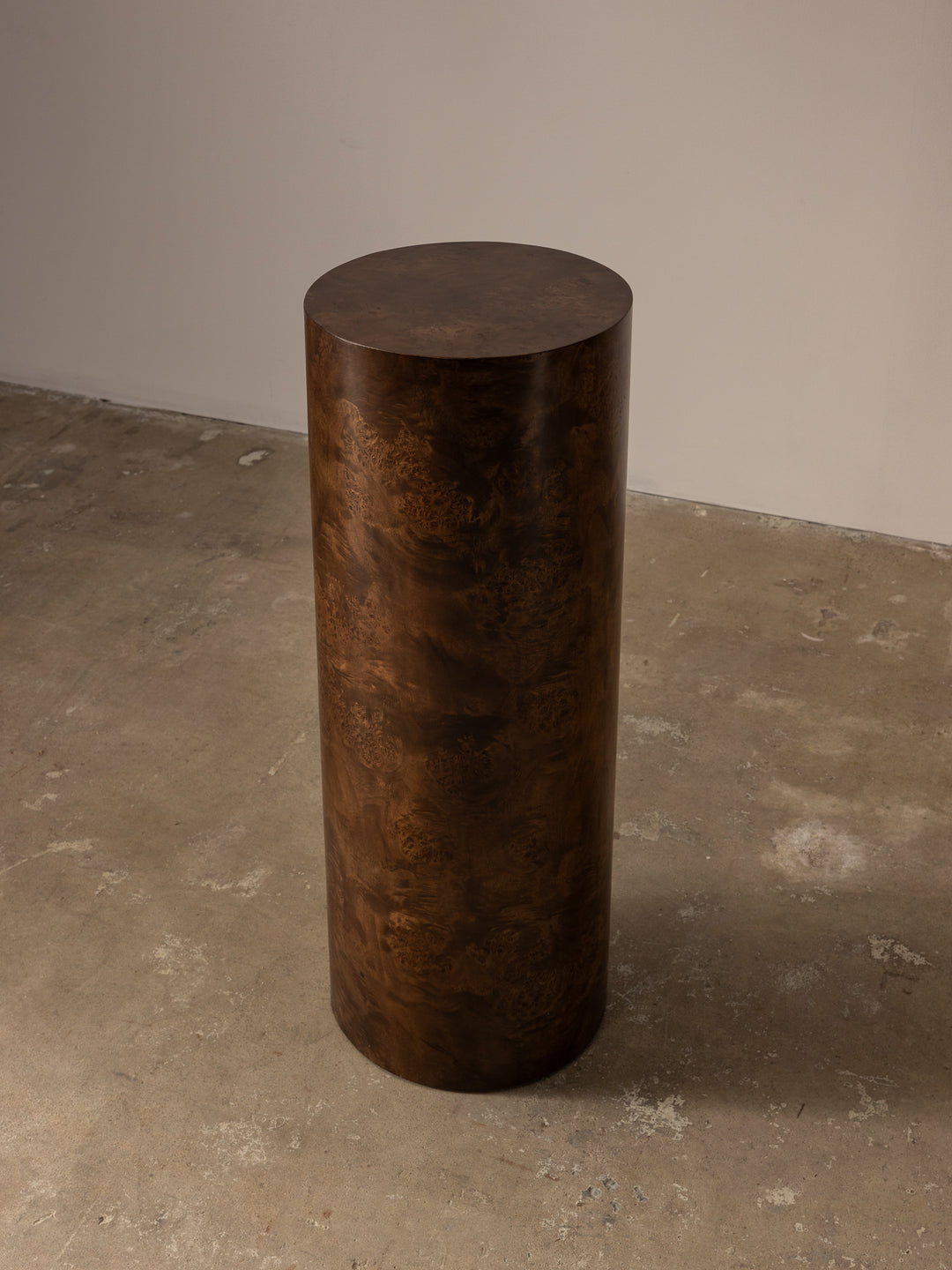 Mesa de cabeceira da casca de árvore